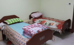 每个房间配备卫生间、呼叫系统、电视机、冰箱